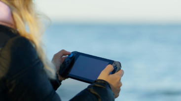 vrouw speelt met hobby's voor thuis