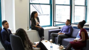 mensen in een gesprek die oogcontact ongemakkelijk vinden