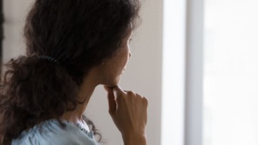 vrouw die zich vergeetachtig voelt