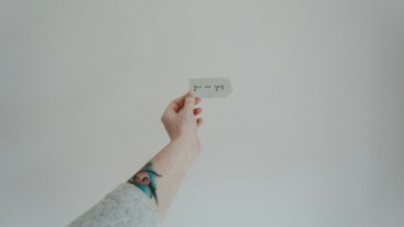 hand met briefje waarop staat 'you're lying'