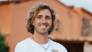 Mike uit B&B Vol Liefde poseert