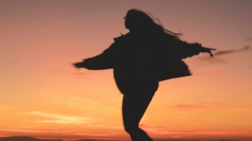 Vrouw danst slecht humeur weg