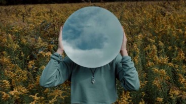 persoon met goede voornemens 2025