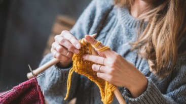 Vrouw is bezig met breien voor beginners