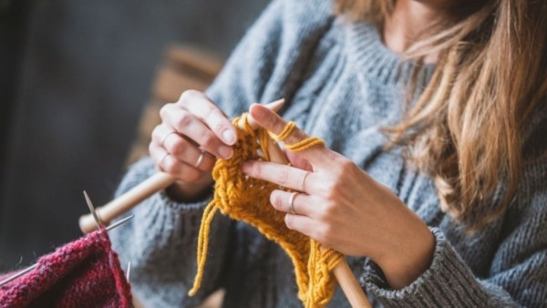 Vrouw is bezig met breien voor beginners