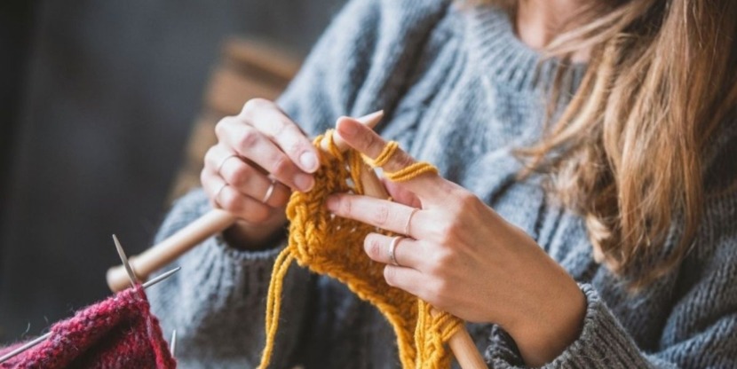 Vrouw is bezig met breien voor beginners