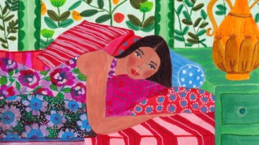 Kleurrijke illustratie van een dame met lang zwart haar die op bed ligt en net wakker wordt