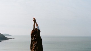 Vrouw volgt de act methode