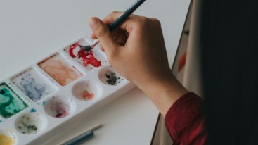 persoon gebruikt schilderen als creatieve hobby