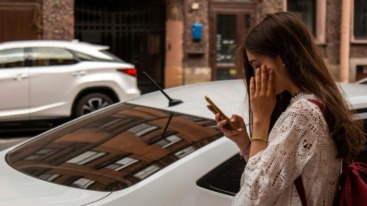 jonge vrouw is aan het doomscrollen