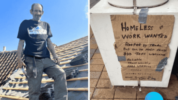 Foto van Mark Hamblin aan het werk als dakdekker en het kartonnen bord met de oproep voor werk.