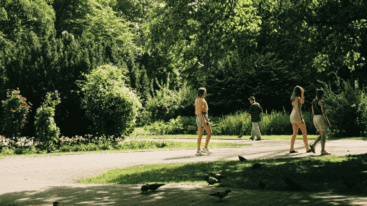 Mensen die in het park lopen