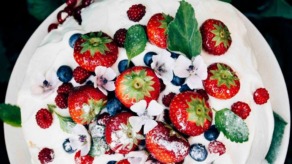 een meringue taart met fruit