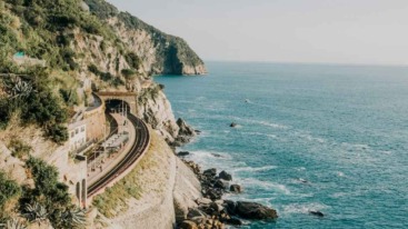 de nachttrein naar Marseille rijdt langs de kust