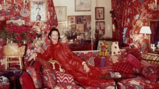 Diana Vreeland in haar rode woonkamer