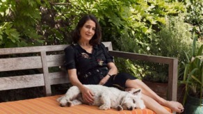Esther Freud met haar hond