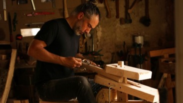 Maxim (42) is houtbewerker