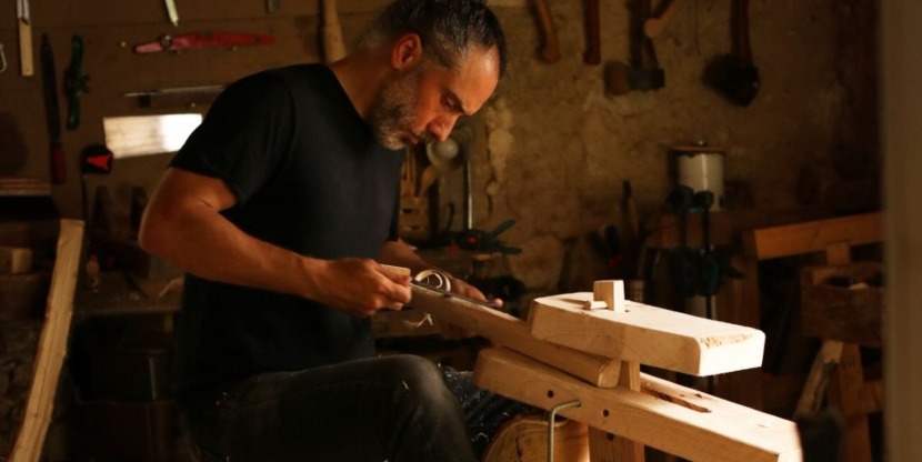 Maxim (42) is houtbewerker