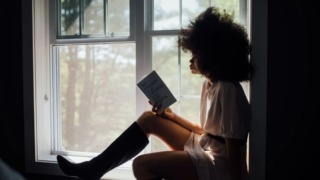 Vrouw doet aan slow reading