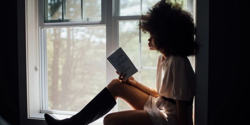 Vrouw doet aan slow reading