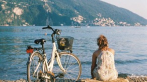 Vrouw kijkt uit over water, ervaart solitude