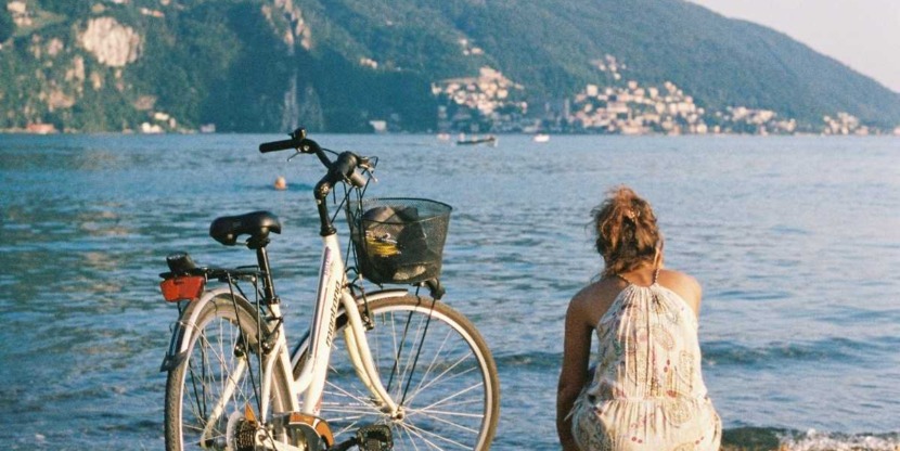 Vrouw kijkt uit over water, ervaart solitude