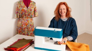 Marry Jansen-Kin doet aan kleding vermaken