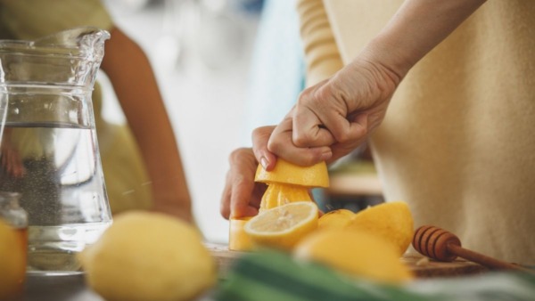 vrouw perst vruchten voor een cortisol cocktail