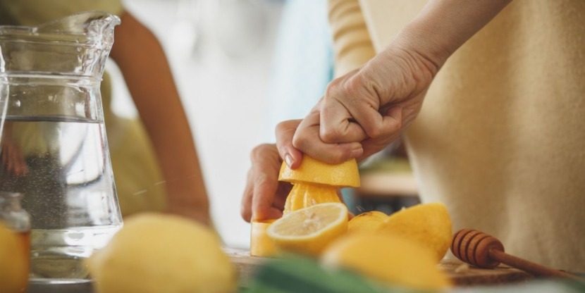 vrouw perst vruchten voor een cortisol cocktail