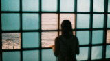 periomenopauze, vrouw kijkend uit het raam naar de zee