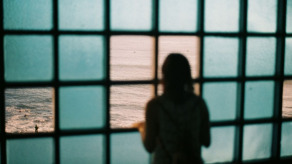 periomenopauze, vrouw kijkend uit het raam naar de zee