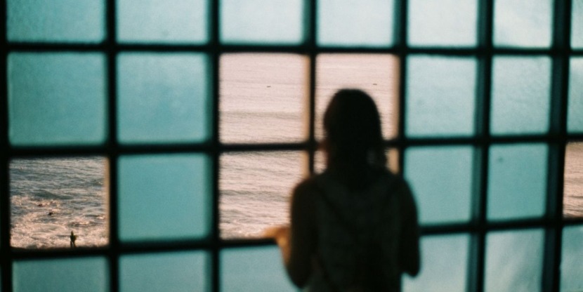 periomenopauze, vrouw kijkend uit het raam naar de zee
